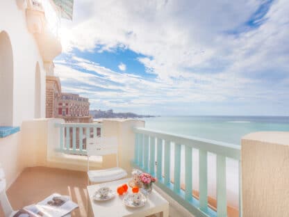 Appartement de luxe à louer dans un élégant hôtel particulier à côté de l'Hôtel du Palais, vue mer en première ligne