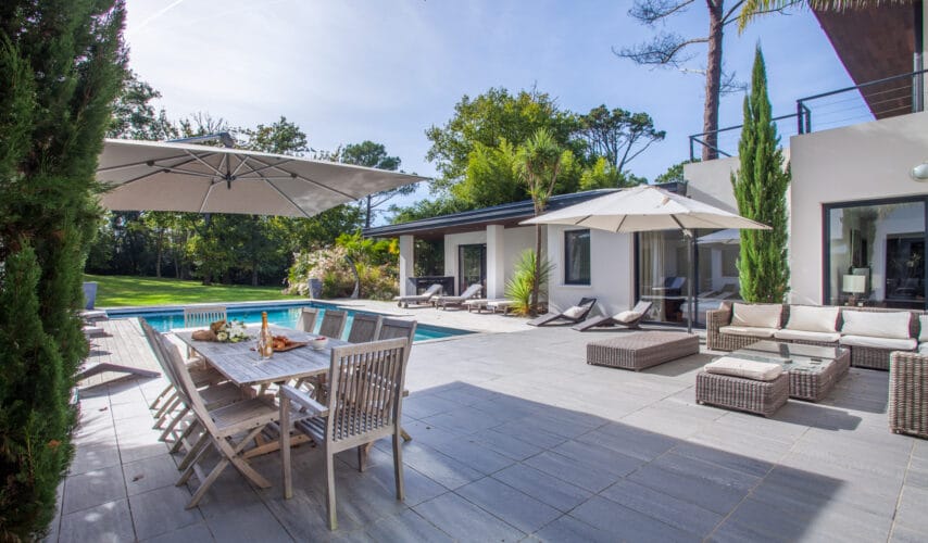 Location d'une très grande villa à Biarritz, avec piscine chauffée et magnifique jardin arboré de 1,5 ha