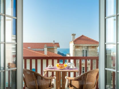 Appartement à louer au cœur de Biarritz, à 50 m de la plage. Vue unique sur le patrimoine architectural et sur l'océan.