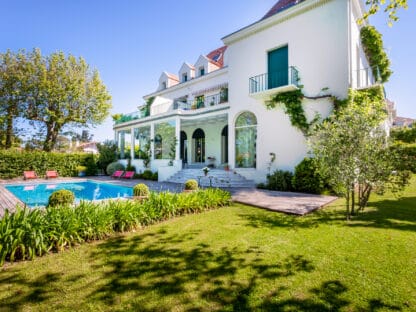 Louer un bel appartement avec jardin et piscine privés (!) dans le centre de Saint-Jean-de-Luz (18 km de Biarritz), plage et commerces à pied.