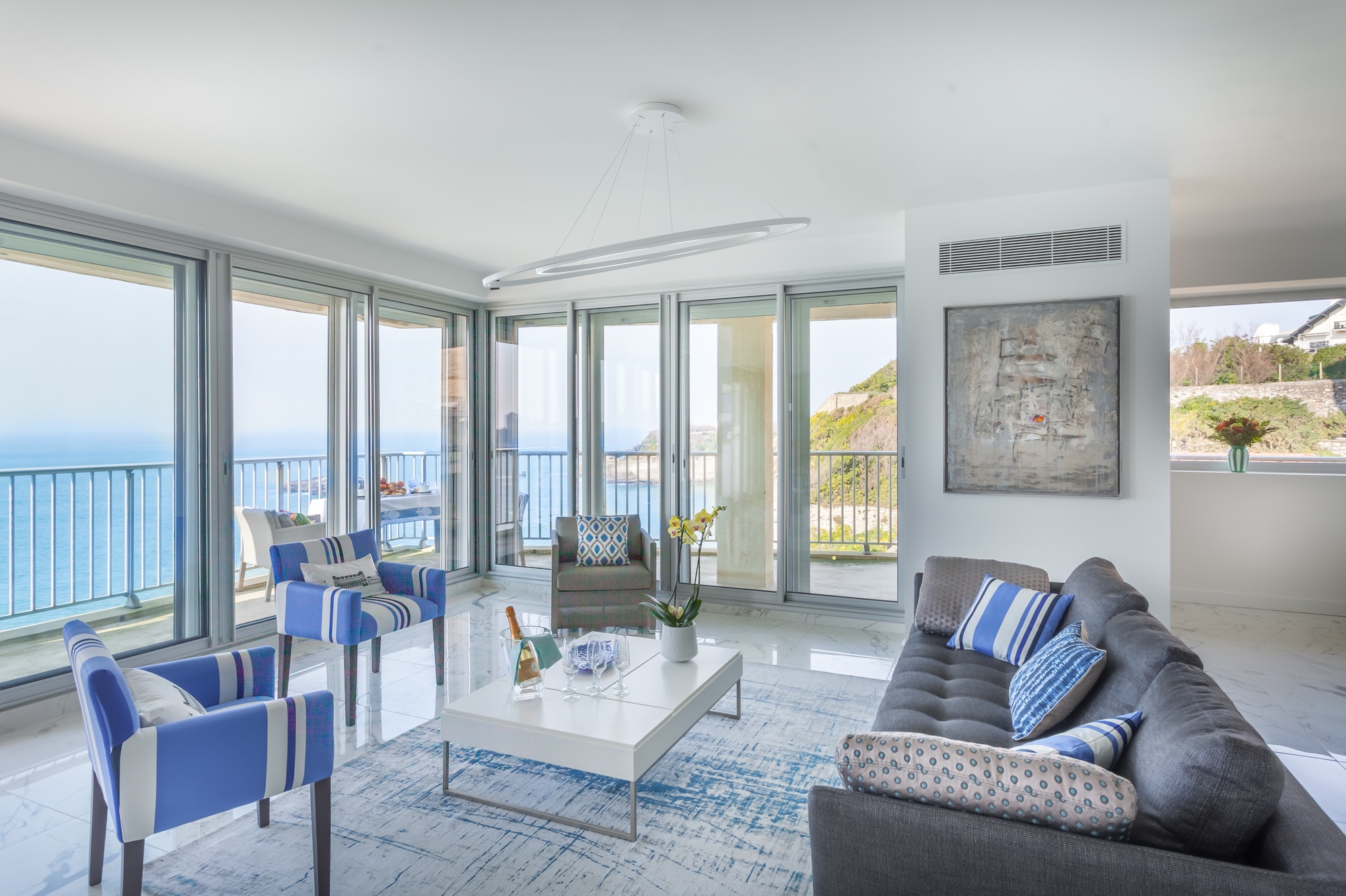 Appartement moderne et luxueux à louer en première ligne dans le centre de Biarritz. Vue