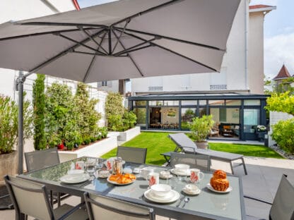 Élégant et confortable appartement à louer dans le centre de Biarritz avec son jardin privé, mini-piscine à l'abri des regards et plages à pied.