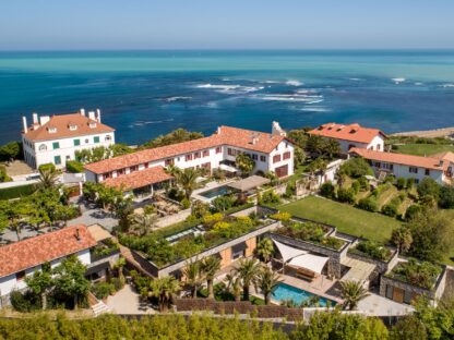 Louez une villa de luxe à proximité de Biarritz (10 km). Un véritable écrin de luxe, avec des palmiers et une piscine bordée de mosaïques bleues.
