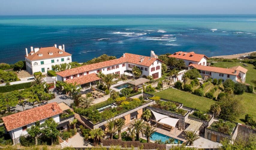 Louez une villa de luxe à proximité de Biarritz (10 km). Un véritable écrin de luxe, avec des palmiers et une piscine bordée de mosaïques bleues.